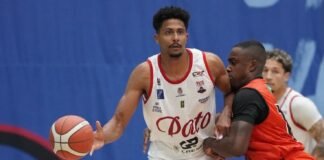 Pato e Campo Mourão decidem título do Paranaense de Basquete Jogadores de basquete em quadra, com uniformes oficiais, disputando uma jogada durante a semifinal do Campeonato Paranaense.