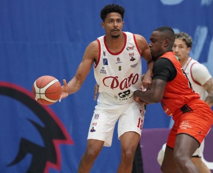 Jogadores de basquete em quadra, com uniformes oficiais, disputando uma jogada durante a semifinal do Campeonato Paranaense.