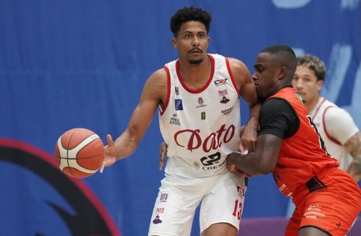 Pato e Campo Mourão decidem título do Paranaense de Basquete Jogadores de basquete em quadra, com uniformes oficiais, disputando uma jogada durante a semifinal do Campeonato Paranaense.