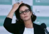 Justiça italiana agenda avaliação de extradição de Zambelli Fotografia da ex-deputada federal Carla Zambelli durante um evento público, com expressão atenta.