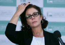 Justiça italiana agenda avaliação de extradição de Zambelli Fotografia da ex-deputada federal Carla Zambelli durante um evento público, com expressão atenta.