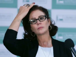 Justiça italiana agenda avaliação de extradição de Zambelli Fotografia da ex-deputada federal Carla Zambelli durante um evento público, com expressão atenta.