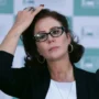 Justiça italiana agenda avaliação de extradição de Zambelli Fotografia da ex-deputada federal Carla Zambelli durante um evento público, com expressão atenta.