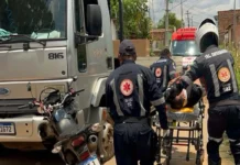 Homem fica gravemente ferido em colisão entre moto e caminhão em Porto Velho Moto bate de frente com caminhão e piloto fica gravemente ferido