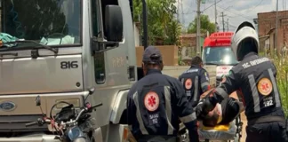 Homem fica gravemente ferido em colisão entre moto e caminhão em Porto Velho Moto bate de frente com caminhão e piloto fica gravemente ferido