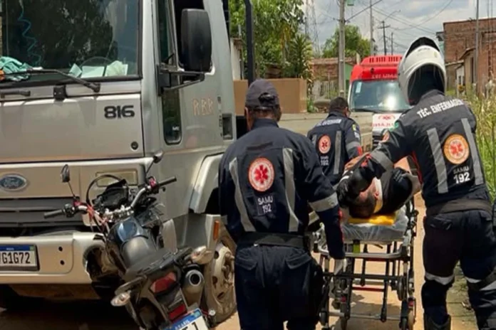 Moto bate de frente com caminhão e piloto fica gravemente ferido Moto bate de frente com caminhão e piloto fica gravemente ferido