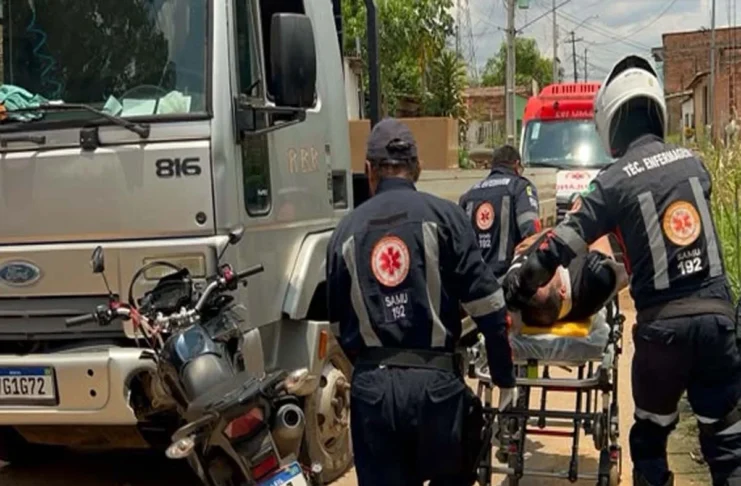 Moto bate de frente com caminhão e piloto fica gravemente ferido